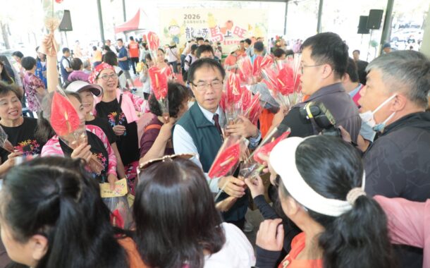 黃偉哲化身最強農產香蕉員 台南鳳梨好筍季龍崎登場