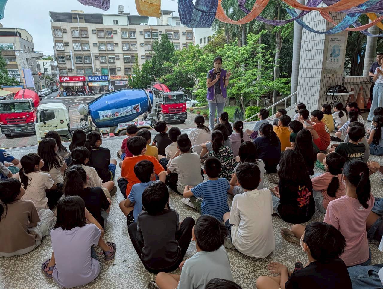 遠離「隱形殺手」楠梓警開大車入校園 大型車死角體驗震撼學童