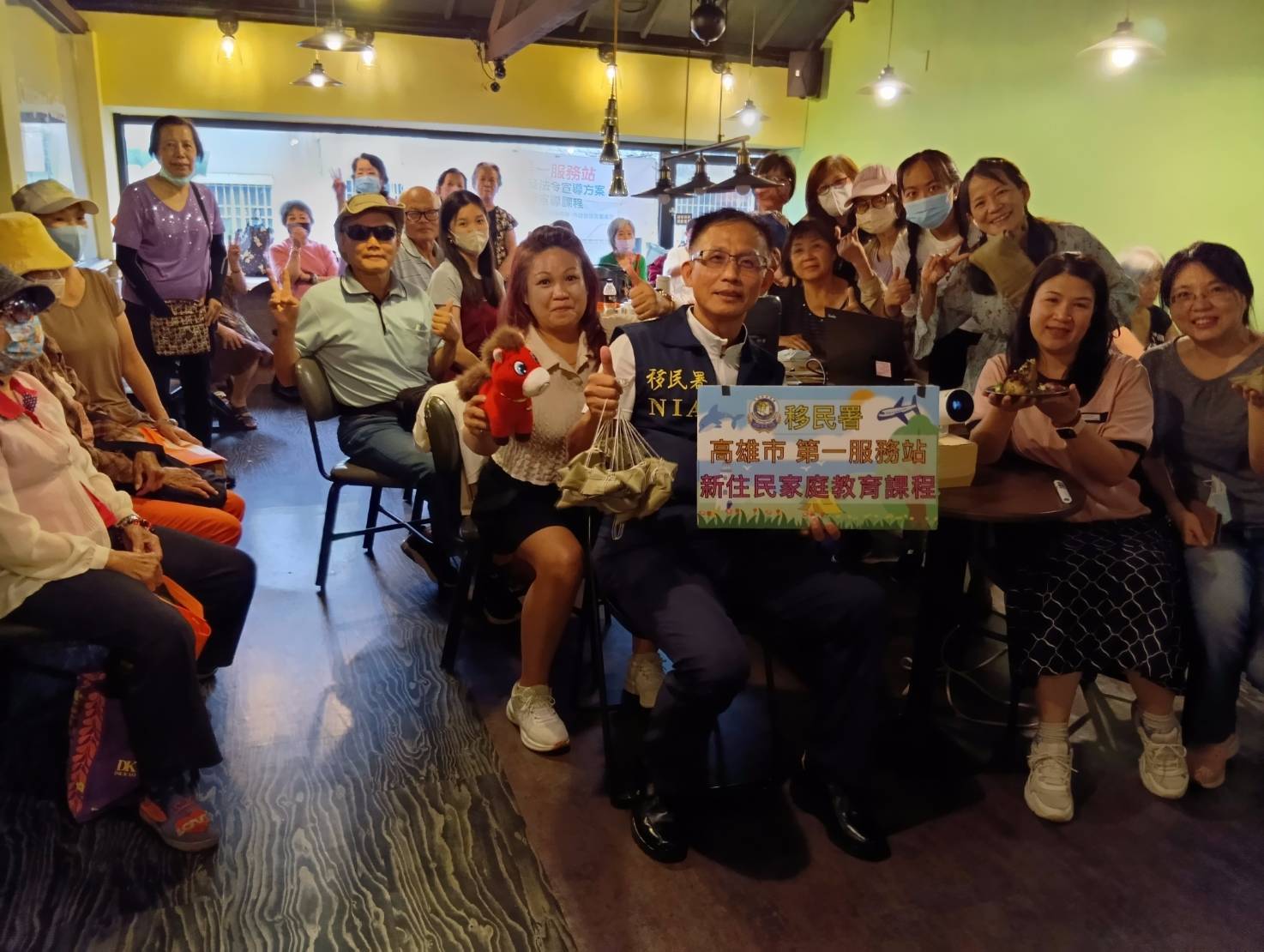 移民署高市一站主任鄭明昌邀新住民體驗端午粽香