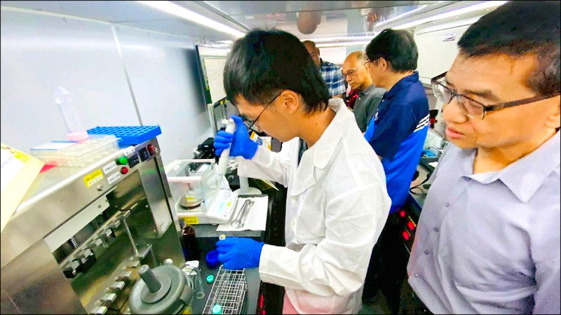 行動質譜車前進甲仙區農會 免費檢驗農藥殘留
