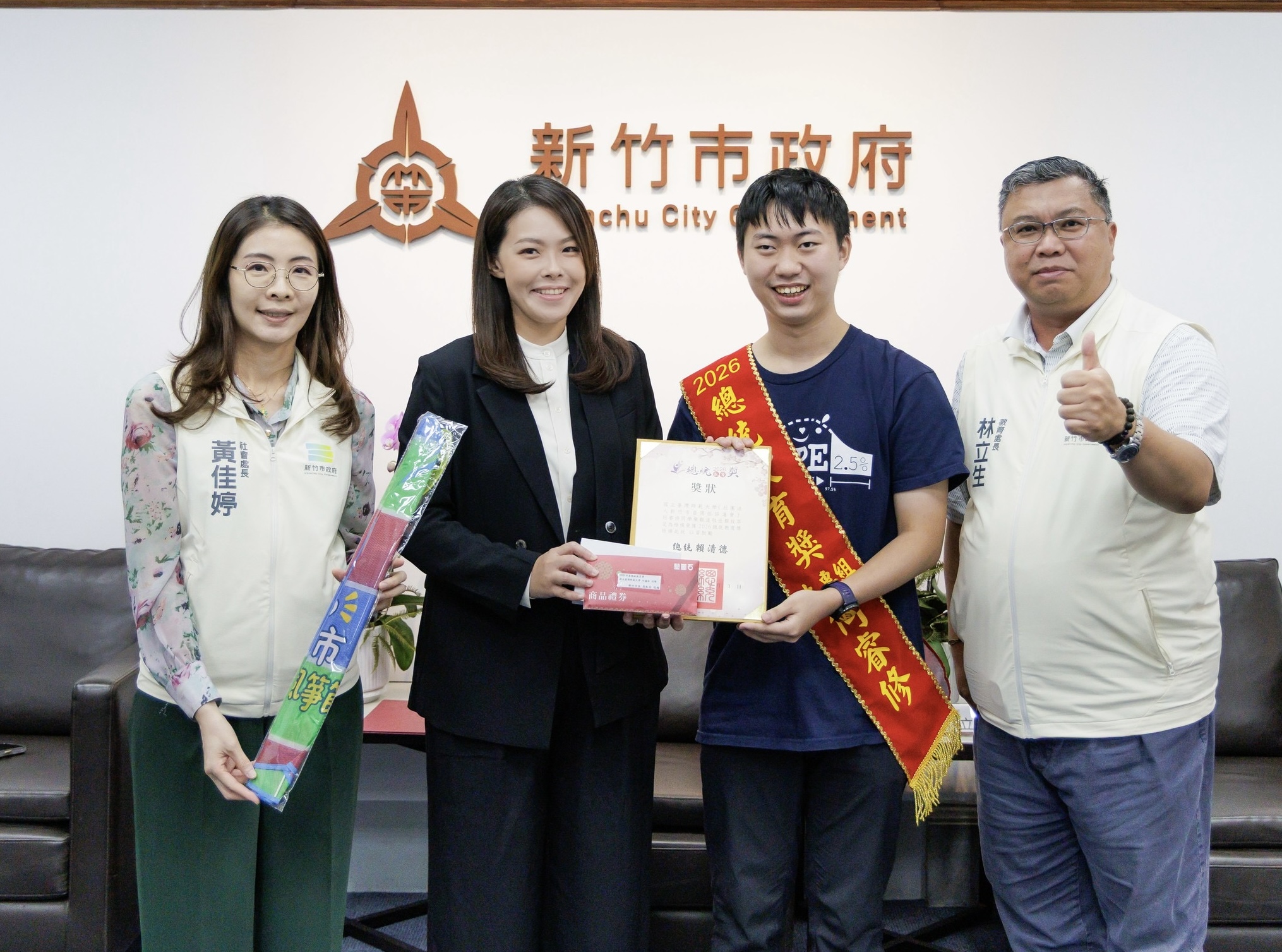 高虹安接見總統教育獎得主何睿修 及奮發向上獎張斈丞