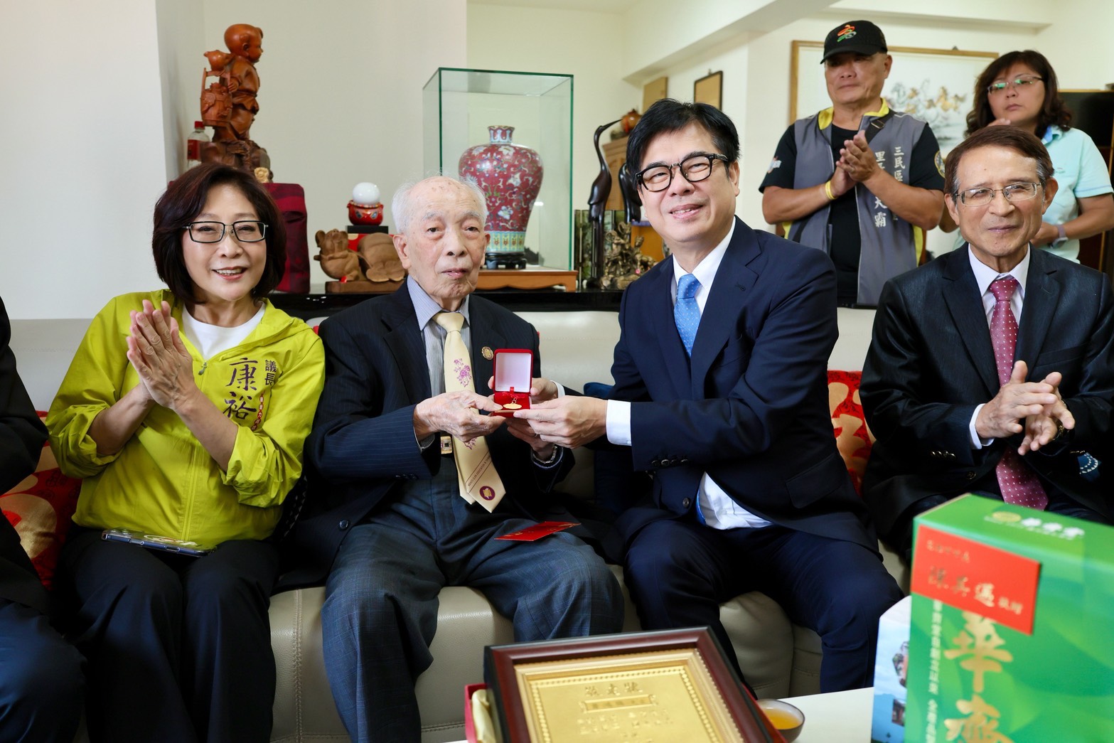 重陽節前夕 陳其邁親訪百歲人瑞贈金鎖片